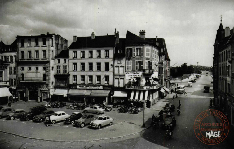 Thionville (Moselle) Place du Marché - le Pont sur la Moselle