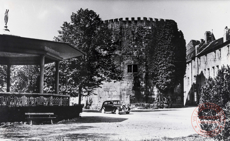 [La Tour aux Puces et le kiosque à musique]