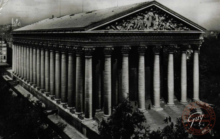 Eglise de la Madeleine ( 1806). Au fond à gauche; La Basilique du Sacré-Coeur Montmartre.