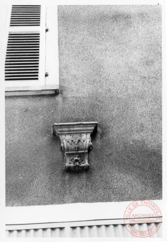 34 rue de la Tour, hôtel dit de Saint-Rémi ou hôtel de Gargan, châpiteau Louis XV daté 1741 - Thionville