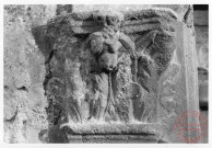 Eglise Saint-Martin de Cattenom, tour massive polygonale avec fenêtres XIe. Sculpture en relief de la tour-clocher ?