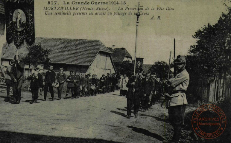 La Grande Guerre 1914-15 - MORTZWILLER (Haute-Alsace) - La Procession de la Fête-Dieu - Une sentinelle présente les armes au passage de la Croix.