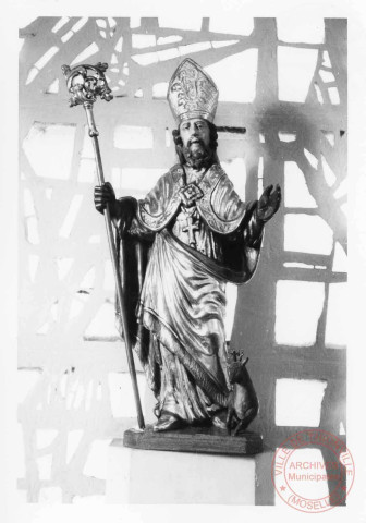 Statue de Saint-Hubert située à l'église Saint-Denis de Roussy-le-Village. Sculpture XVIIIe en bois taillé et doré