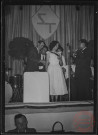 Foire exposition de 1948 - Remise de l'écharpe "reine des sports 1948" à la lauréate, sur la scène du Trianon Palace