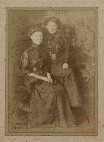 [Portrait de 2 femmes réalisé au studio Léo Bartsch, Schillerstrasse N°10 (rue d'Angleterre) à Thionville]