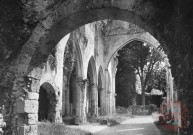 Jumièges (Seine-Inférieure) - Ruines de l'Abbaye - Nef de l'Eglise St-Pierre (Xe - XIVe s.) vue de l'Ouest