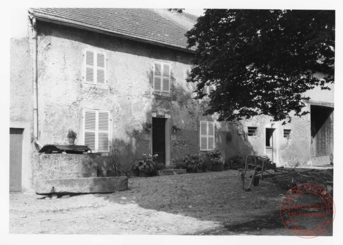 Maison avec puit et abreuvoir située au 4 rue Saint-Hippolyte à Haute-Rentgen (commune de Basse-Rentgen).