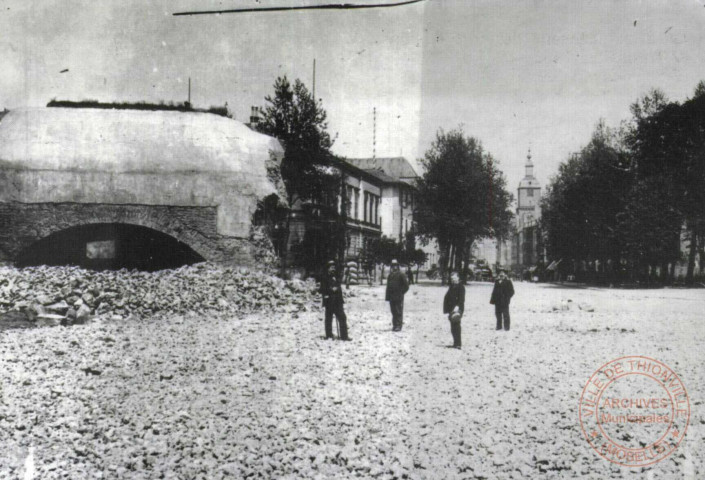 Le démantèlement des fortifications de Thionville 1902-1903. L'entrée de la ville, rue de Paris, après la démolition de la porte de Metz 1903.