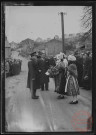 Foire exposition de 1948 - Autorités civiles et militaires recevant un bouquet de fleurs