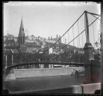 Lyon en mai 1903 - La passerelle Saint-Georges depuis le quai Tilsitt. L'église Saint-Georges à gauche et la colline de Fourvière au fond