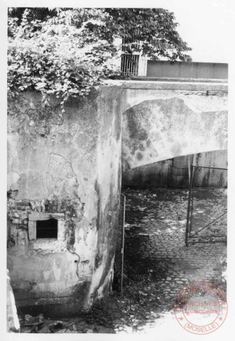 6 rue de la Poterne, hôtel du lieutenant du roi, les douves et le ponceau - Thionville
