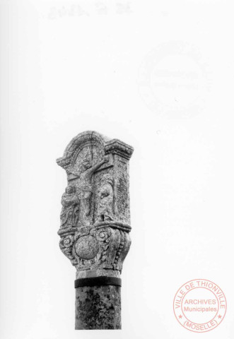 Bildstock situé au lieu-dit "La Kickerei" à Puttelange-lès-Thionville. Croix érigée en 1742, pour Guillaume Schreiner et son épouse Catherine Schmit, peut être attribuée par comparaison stylistique à l'atelier des Greff, d'Altwies (Luxembourg)