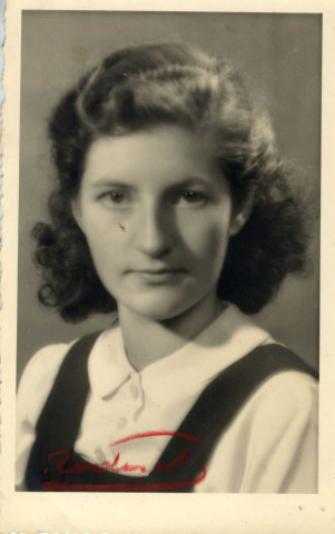 [Photographie d'une jeune femme]