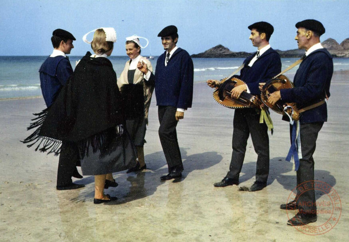 La Bretagne Pittoresque. Danseurs et sonneurs de vielle du cercle ' En Avant Deux ' de Pléhérel.