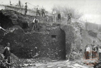 Le démantèlement des fortifications de Thionville (1902-1903) - Démolition des fortifications entre le Pensionnat de la Providence (aujourd'hui le palais de justice) et la Moselle (quai Marchal) avec la mise à jour de l'ancien quartier médiéval de Thionville.1902