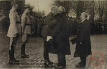 26 Nov. 1918. Le Général Gérard donne l'accolade aux anciens combattants de 1870