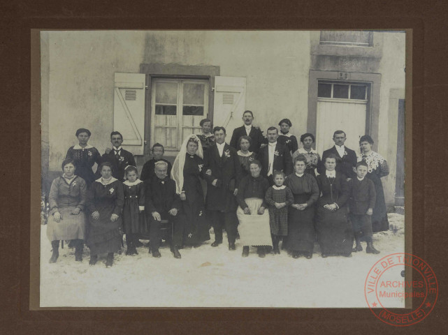 Photo de groupe, mariage famille Schiltz, devant une maison numérotée 28 (lieu exact non déterminé)