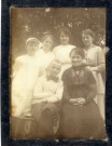 [Photographie des trois filles Hourte en compagnie de la famille, le 26 août 1915]
