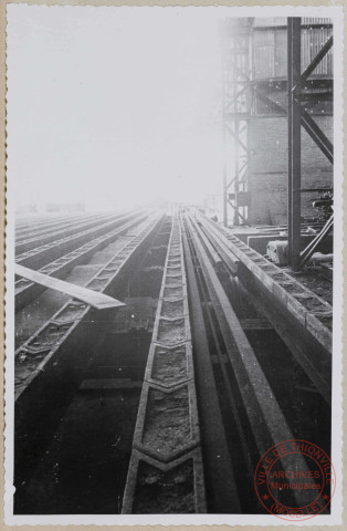 Train continu à billettes et largets. Refroidisseur. Les poutres sont tordues.