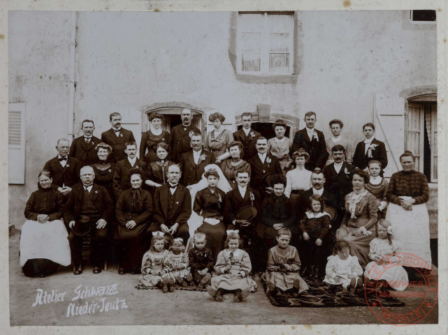 [Photo de groupe réalisée lors d'un mariage]