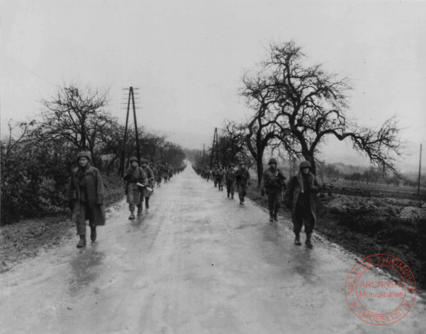 Marche en ligne de soldats américains