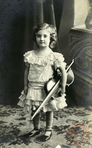 [Portrait d'une fille portant un violon]