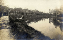 [Photographie d'une promenade le long du canal près de Givry pendant la guerre 1914-1918]