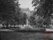 [Statue d'une nymphe square de la République, actuel square Jean-Marie Pelt. Au fond l'Hôtel du Parc]