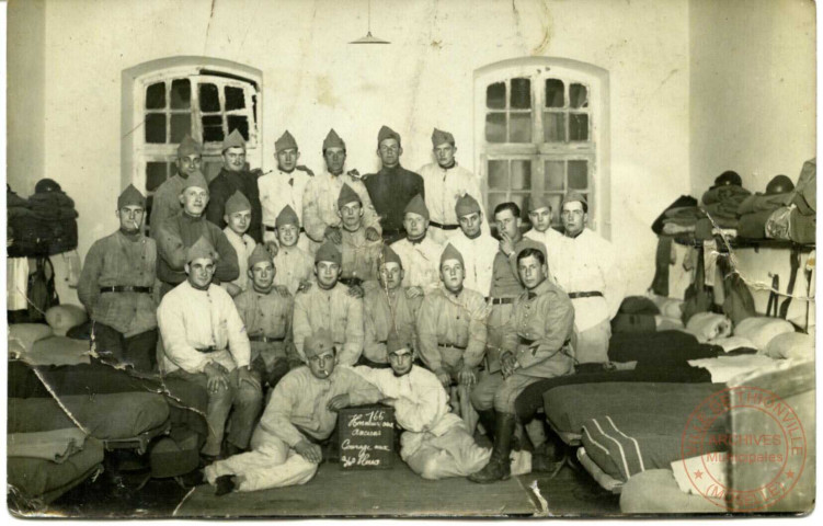 [Soldats, famille SUMANNN. 2.11.1930 Auguste Petit, 73e Régiment Artillerie à cheval. 4e batterie Lunéville. Meurthe-et-Moselle.]