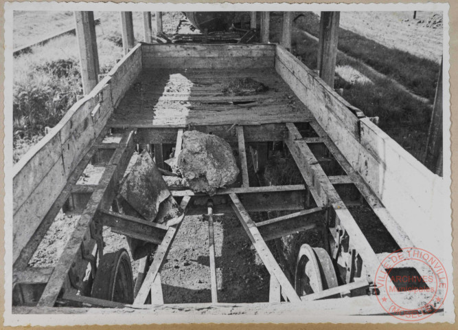 Wagon à décombres ayant longerons, longrines, entretoises forcés, partie bois à remplacer.