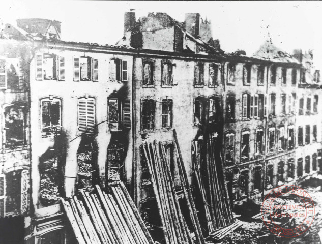 [Rue de l'Hôpital après les bombardements de 1870]