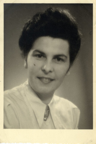[Photographie d'une jeune femme]