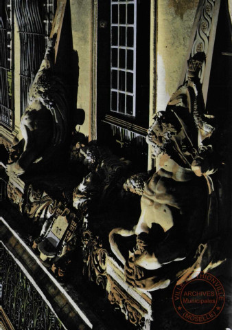 La Cité du Roy René, Aix-en-Provence, Portail d'Entrée - Les Atlantes et le Mascaron de l'Été sculptés par Rambot (1669)