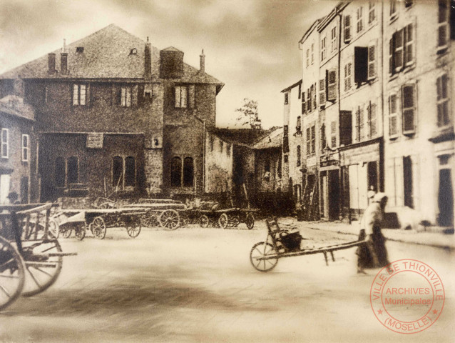 [Place du Luxembourg avant la démolition des remparts. L'ancienne chapelle des Augustins à Gauche, en fond les remparts]