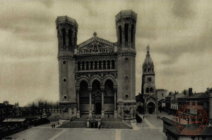 LYON - Basilique de N.D. de Fourvière construite sur l'emplacement de l'ancienne ville romaine de Lugdunum