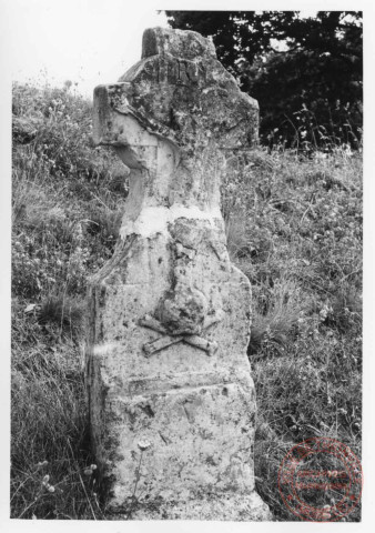 Petit calvaire d'1m de haut (probablement ancienne tombe récupéré), située au carrefour rue Saint-Maximin, en montant vers l'église