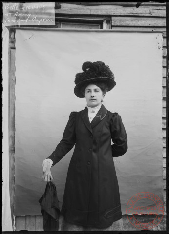 Portrait d'une femme à chapeau à Saint-Rémy (51)