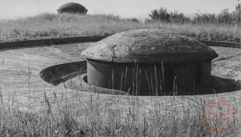 Fort du Hackenberg - Tourelle de 75 en position de tir et cloche G.F.M. (guetteur et fusil-mitrailleur)