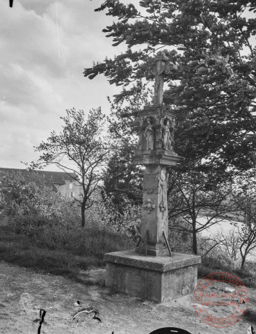 [Calvaire à proximité de l'église de Berg-sur-Moselle]