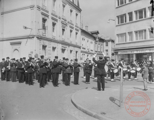 [Manifestation officielle au centre ville, musique de la marine nationale, musique des sapeurs pompiers]