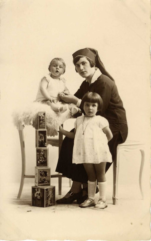 [Photographie de la petite Mady Martha avec un bébé et une nurse]
