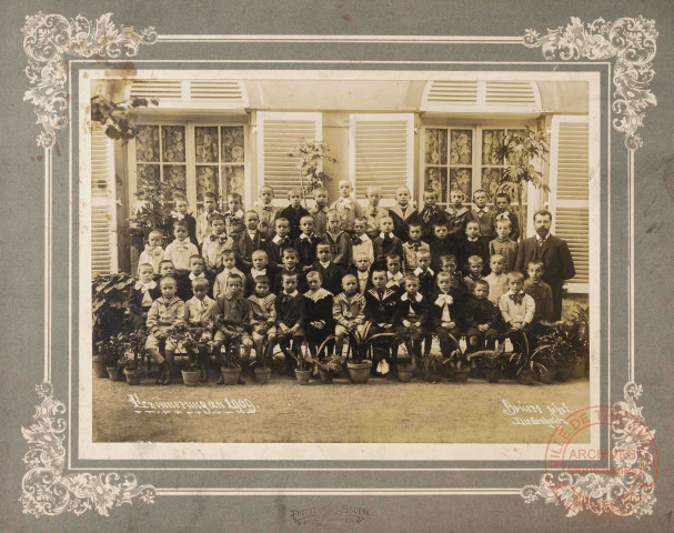 [Photo de groupe d'une classe thionvilloise en 1909]