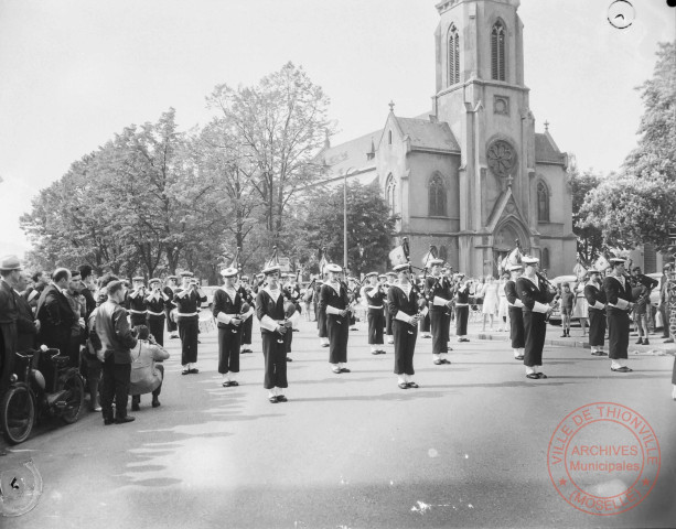 [Manifestation officielle au centre ville, musique de la marine nationale, musique des sapeurs pompiers]