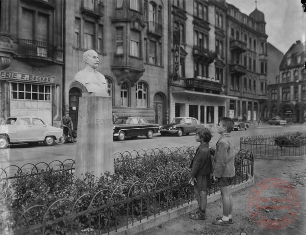 [Vue de la statue du Maréchal Foch, elle était placée sur l'actuel square du 11 Novembre]