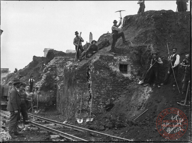 [Ouvriers travaillant à la démolition des remparts quai de la Moselle (actuel quai Crauser) en 1902]