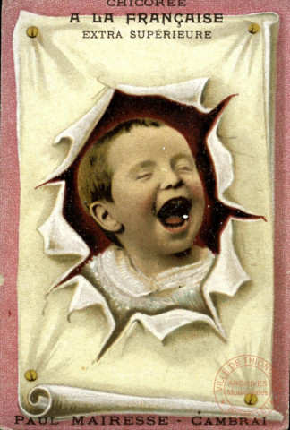 Enfant: éclatant de rire.