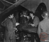 Les infirmières Minna Cohan et shel Clarck accompagnent un blessé évacué vers l'Angleterre, à Thionville, le 16 décembre 1944