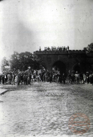 Le démantèlement des fortifications de Thionville (1902-1903) - La démolition de la porte de Luxembourg. 1903