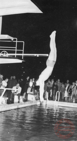 [Concours de plongeon à la piscine municipale, bassin extérieur]