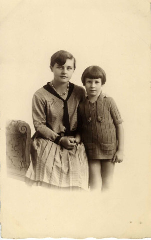 [Photographie de Mady Martha avec une adolescente]